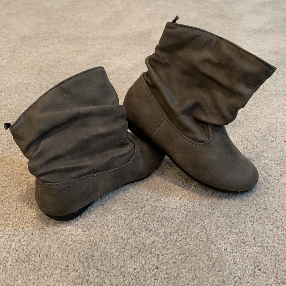 Girls booties. Grayish-brownish color. Brand new